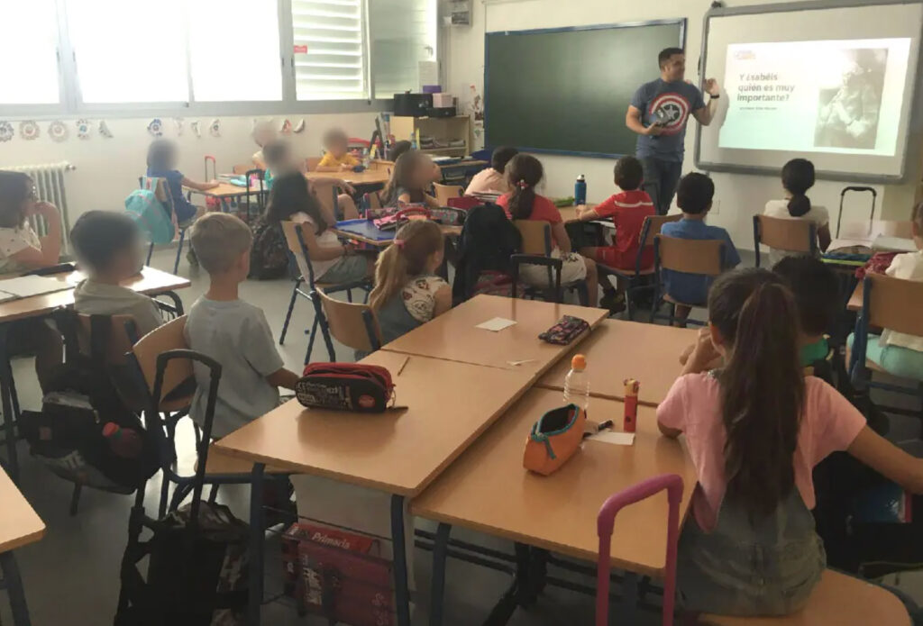 Javi Padilla during a presentation of Mara Turing at a school in Seville